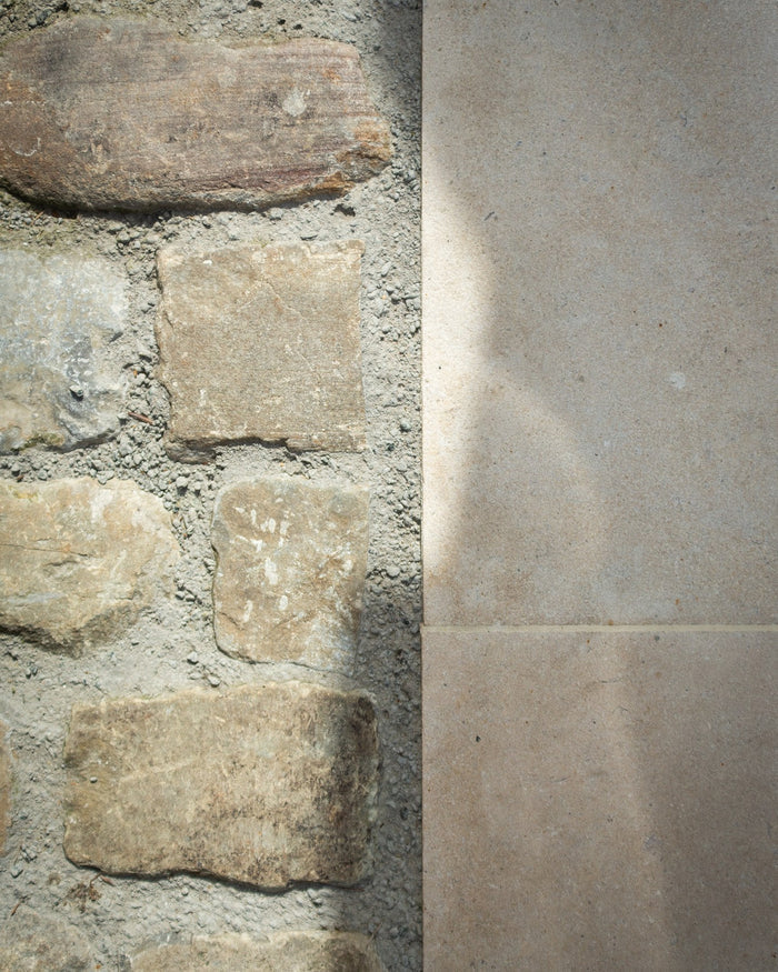 Windsor Sandstone Cobble Reclaimed & Sawn|Credit: Layzell Architects|wychwood-limestone-paving-etched-finish