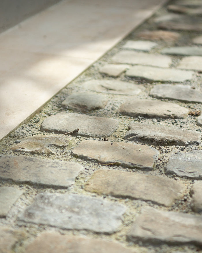 Windsor Sandstone Cobble Reclaimed & Sawn|Credit: Layzell Architects|wychwood-limestone-paving-etched-finish